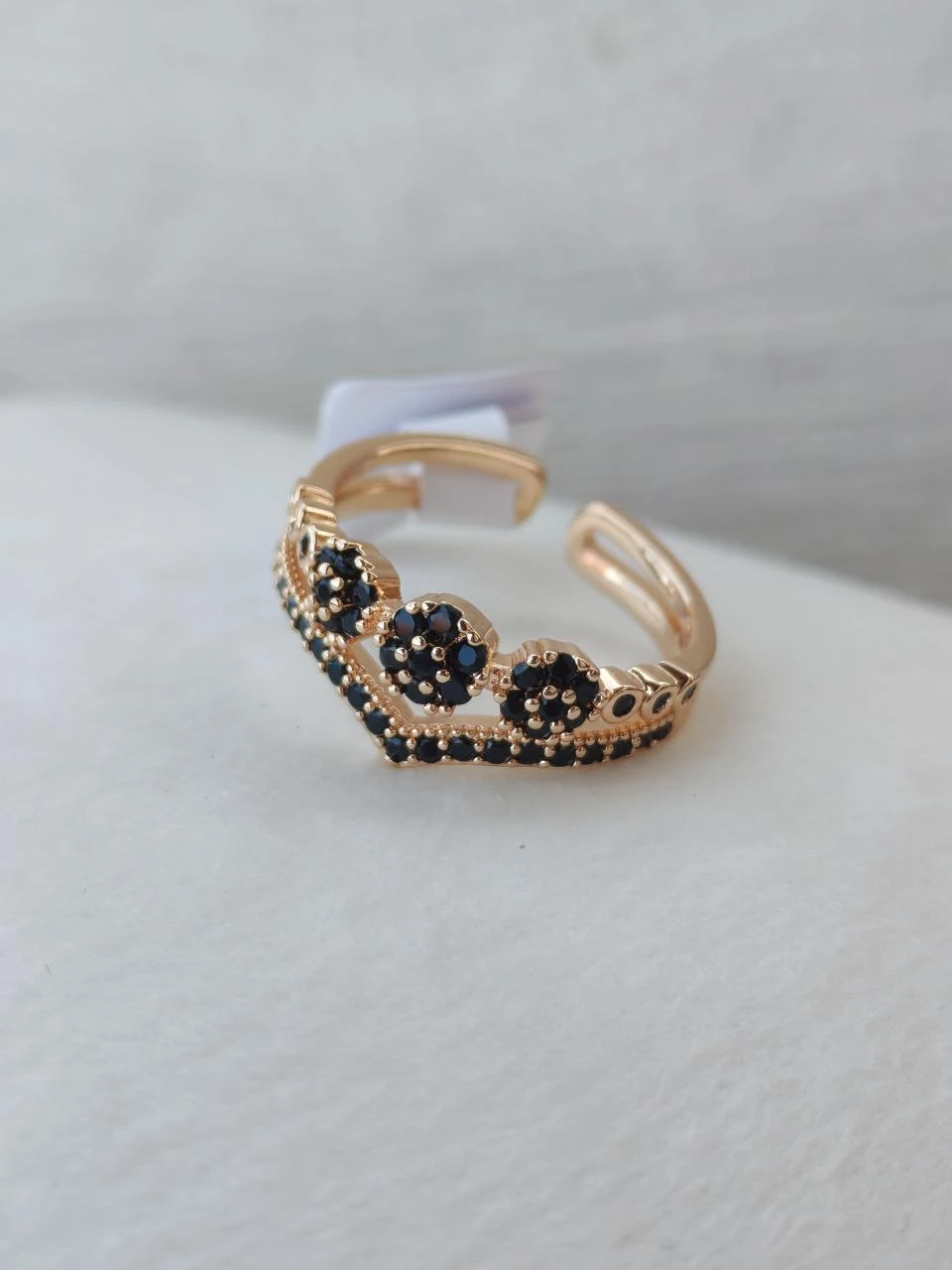 Bague dorée incrustée de zircon noirs – Plaqué or